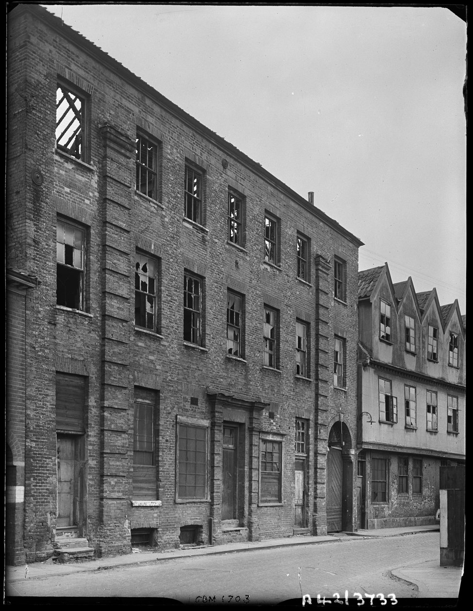 Huta żelaza w Norfolk, ulica Coslany, Norwich, Norfolk, 1942. autorstwa George Bernard Mason