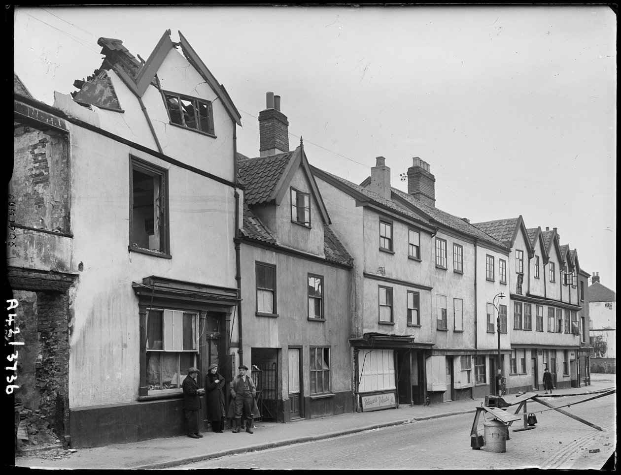 Oak Street, Norwich, Norfolk, 1942. autorstwa George Bernard Mason
