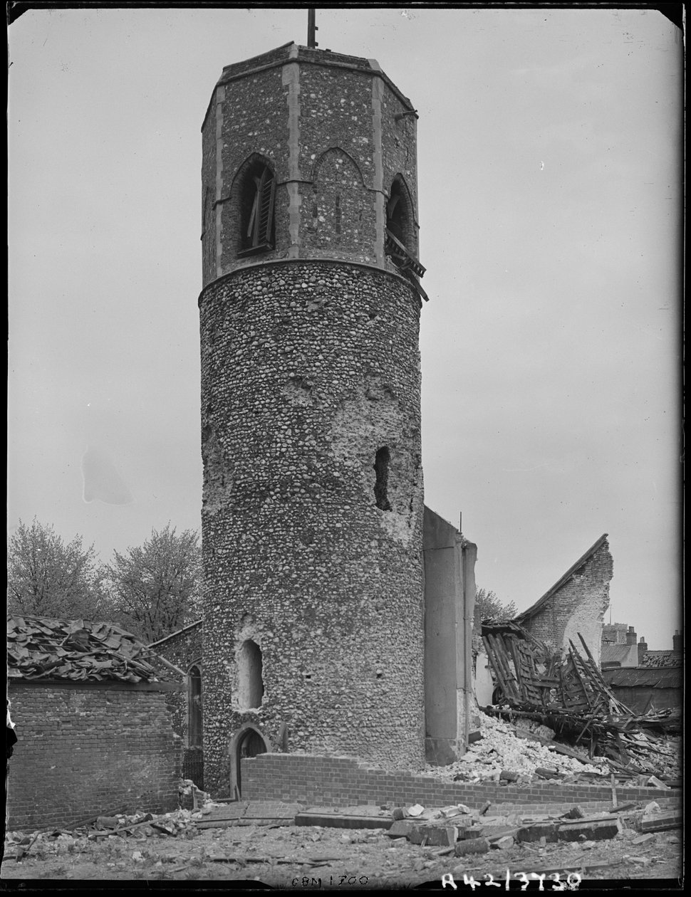 Kościół św. Benedykta, ulica Saint Benedicts, Norwich, Norfolk, 1942. autorstwa George Bernard Mason