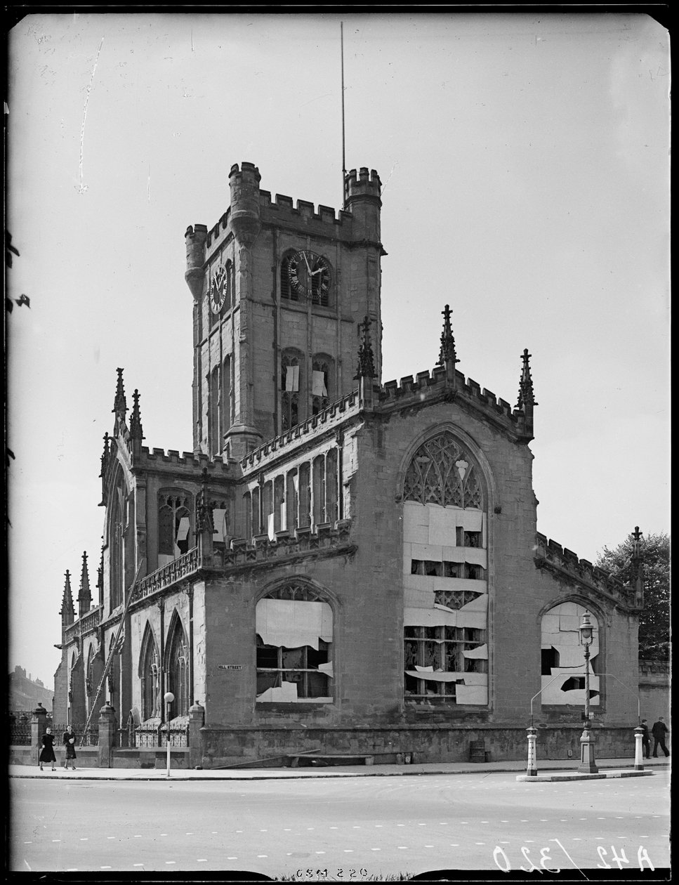 Kościół św. Jana Chrzciciela, Fleet Street, Bablake, Coventry, 1941 r. autorstwa George Bernard Mason
