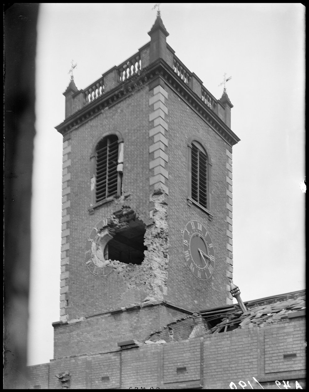 Kościół św. Jana, High Street, Deritend, Birmingham, West Midlands, 1941 r. autorstwa George Bernard Mason