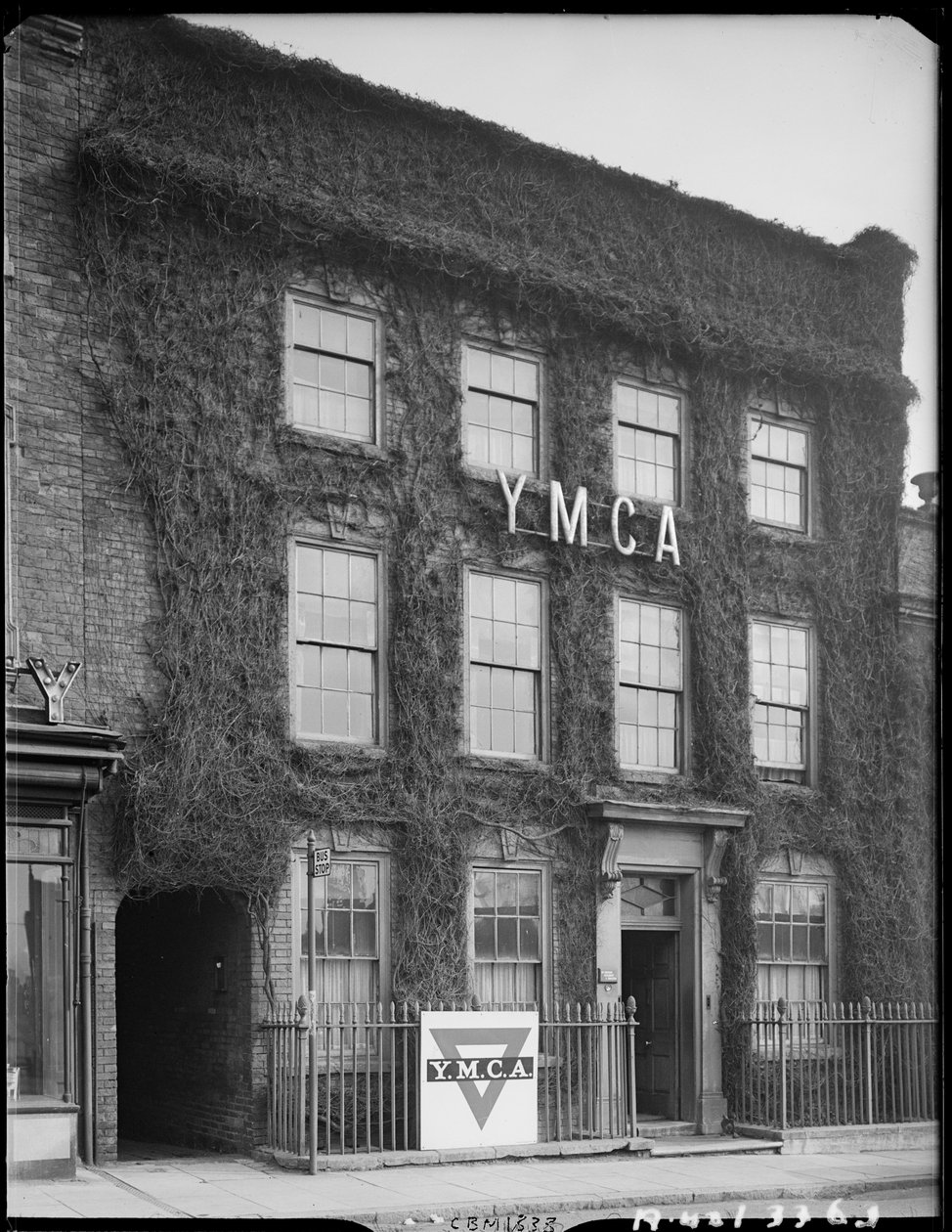 Hostel YMCA, High Street, Sutton Coldfield, Birmingham, wiosna 1942 r. autorstwa George Bernard Mason