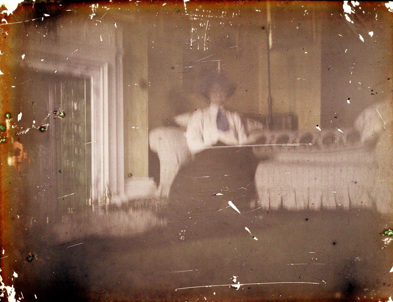 Kobieta siedząca na sofie, ok. godz. 1910 (autochrom) autorstwa George Bernard Shaw