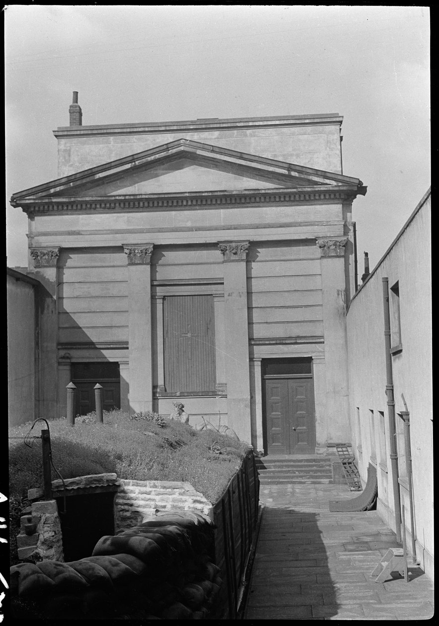 Kaplica w Hull Trinity House i posąg przed wschodnim frontem, Kingston upon Hull, 1941 r. autorstwa George Bernard Wood