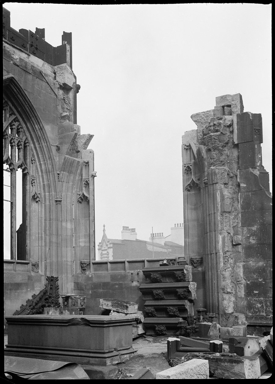 Katedra w Manchesterze, Manchester, 1942. autorstwa George Bernard Wood