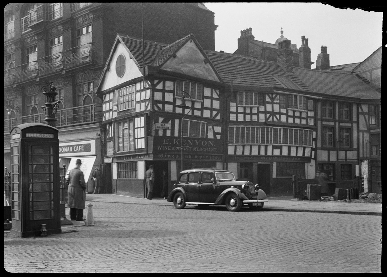 Old Wellington Inn, Old Shambles, Manchester, 1942. autorstwa George Bernard Wood
