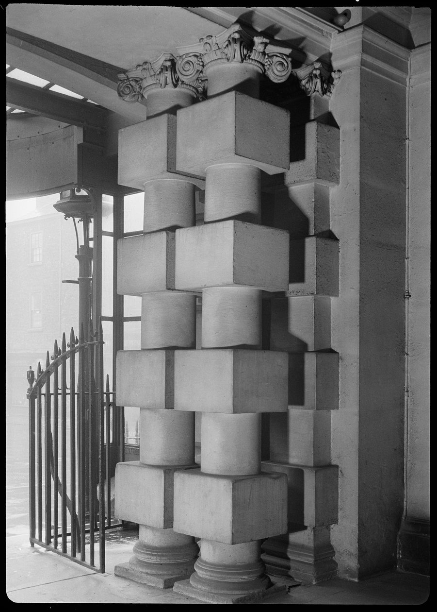 Dwór i dołączone balustrady, High Street, Doncaster, 1942. autorstwa George Bernard Wood