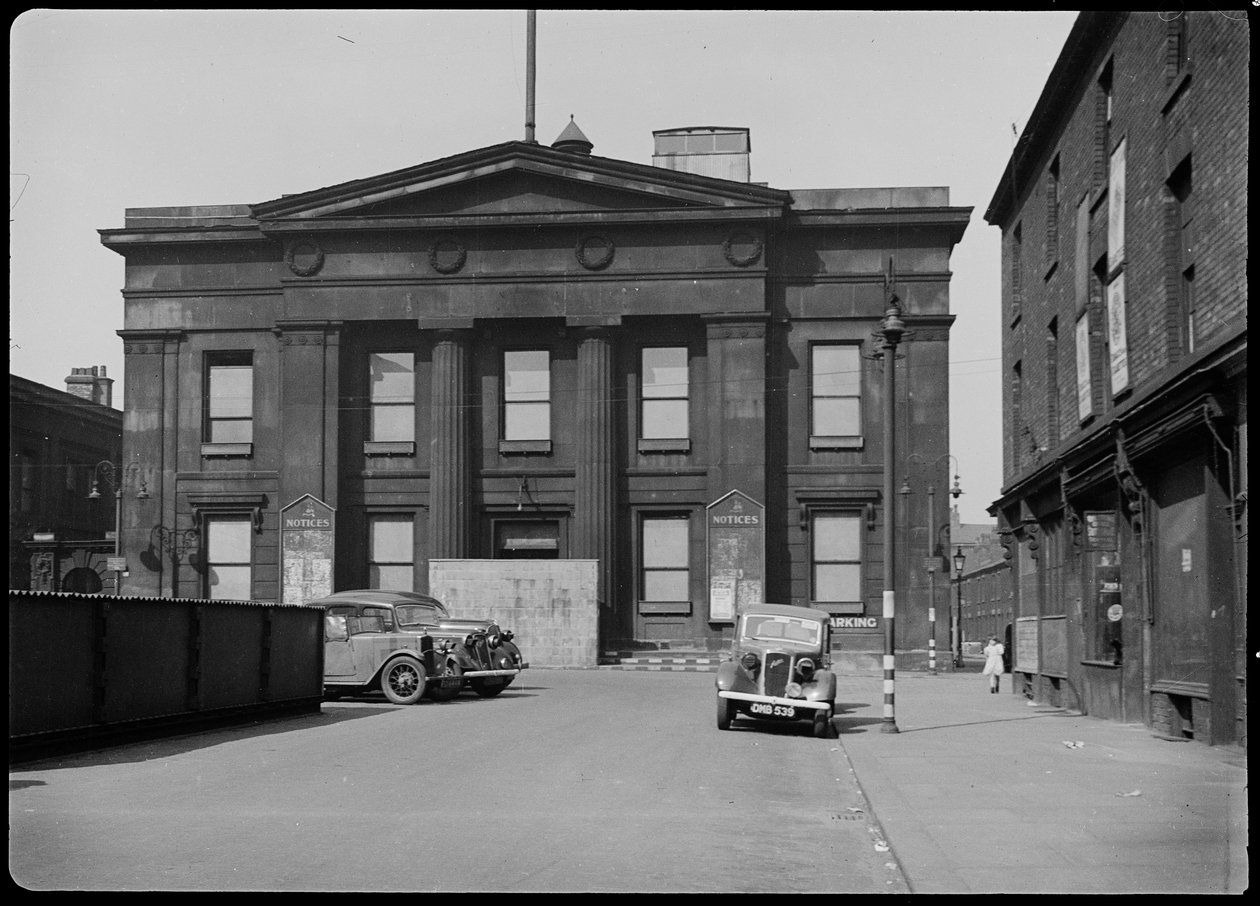 Ratusz, Bexley Square, Salford, 1942. autorstwa George Bernard Wood