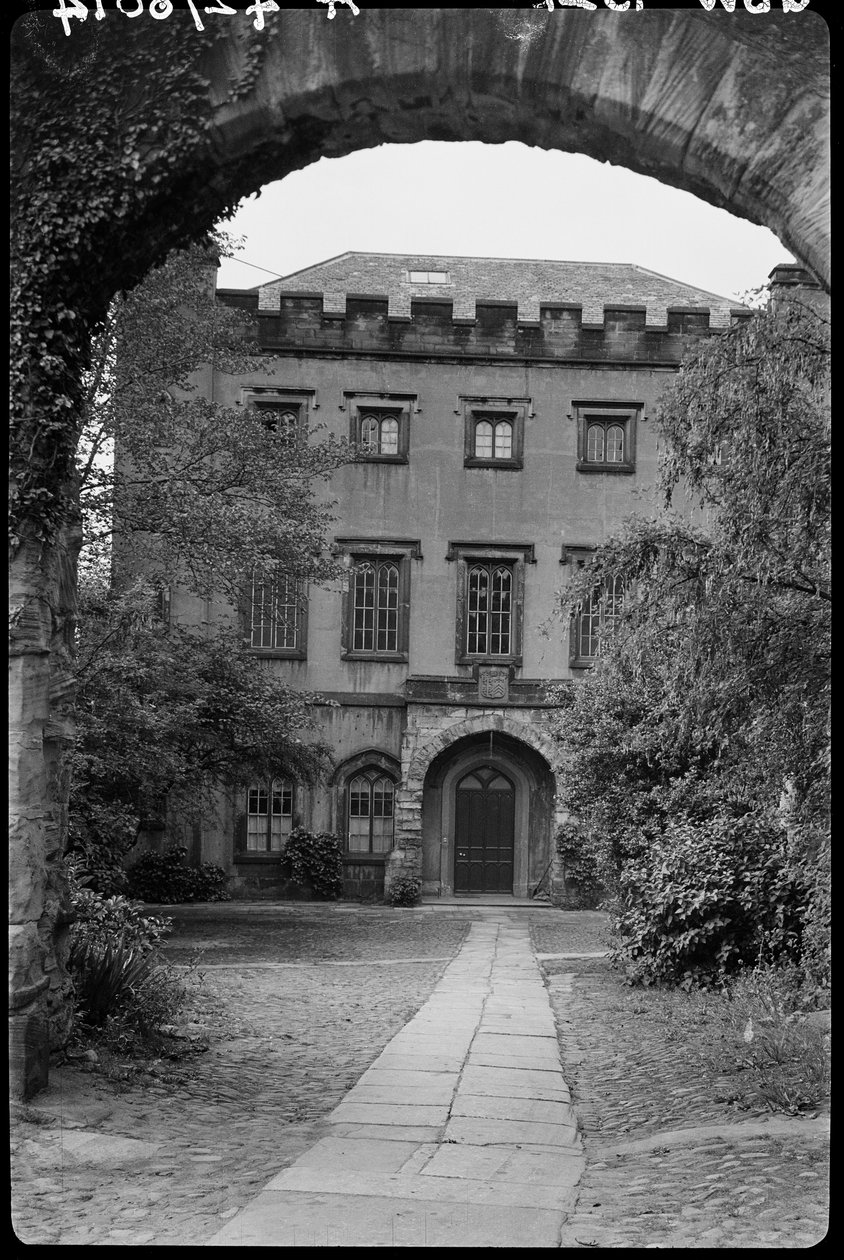 Ściana z łukiem przed nr 9, The College, County Durham, 1942. autorstwa George Bernard Wood