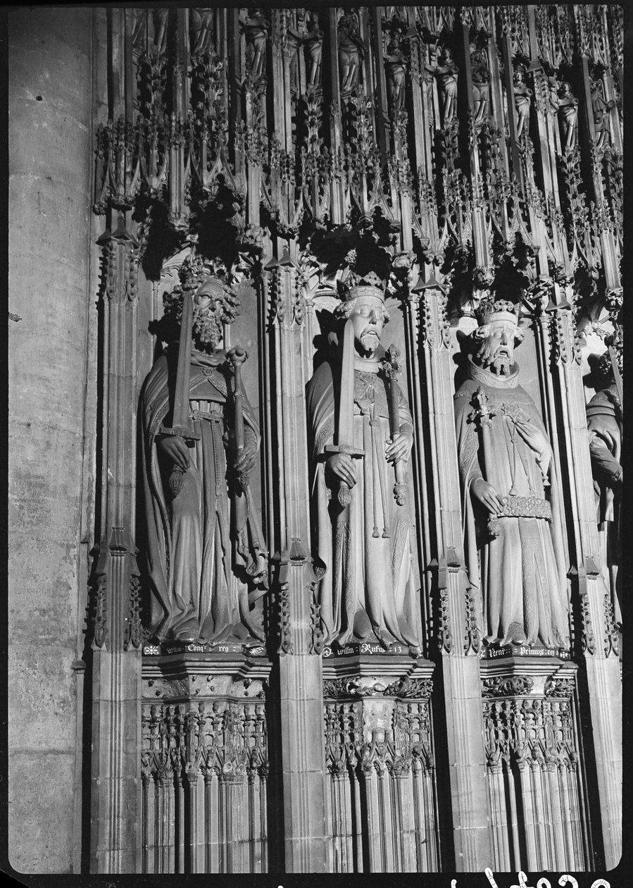 York Minster, Minster Yard, York, 1942. autorstwa George Bernard Wood