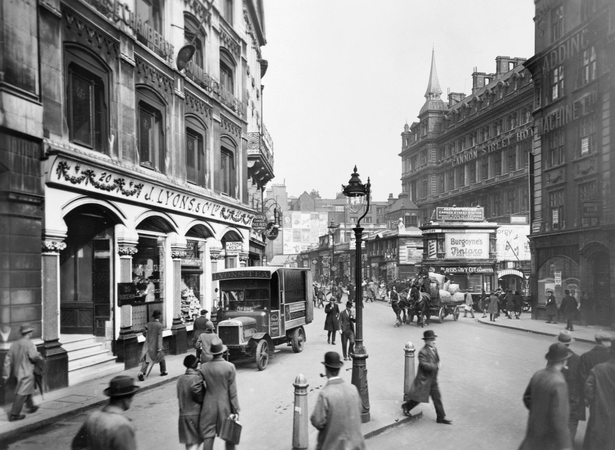 Cannon Street ze sklepem Lyons, hotelem i stacją, Londyn, ok. 1920-c1930. autorstwa George Davison Reid
