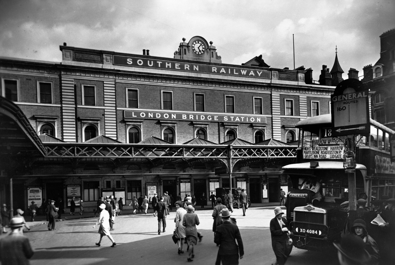 Stacja London Bridge, Southwark, Londyn, c1920-c1930. autorstwa George Davison Reid