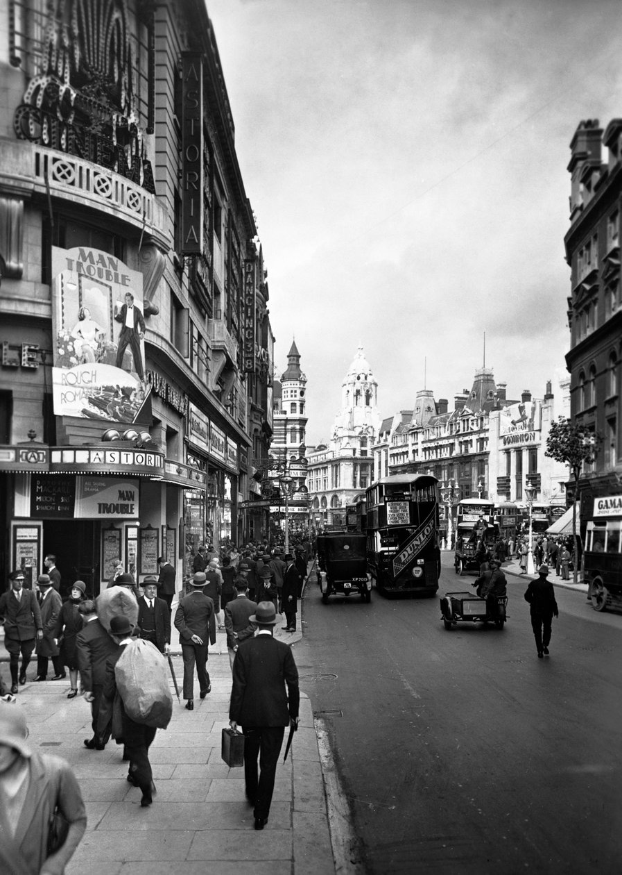 Ludzie przechodzący obok teatru Astoria na Charing Cross Road, Westminster, Londyn, początek lat 30. XX wieku. autorstwa George Davison Reid