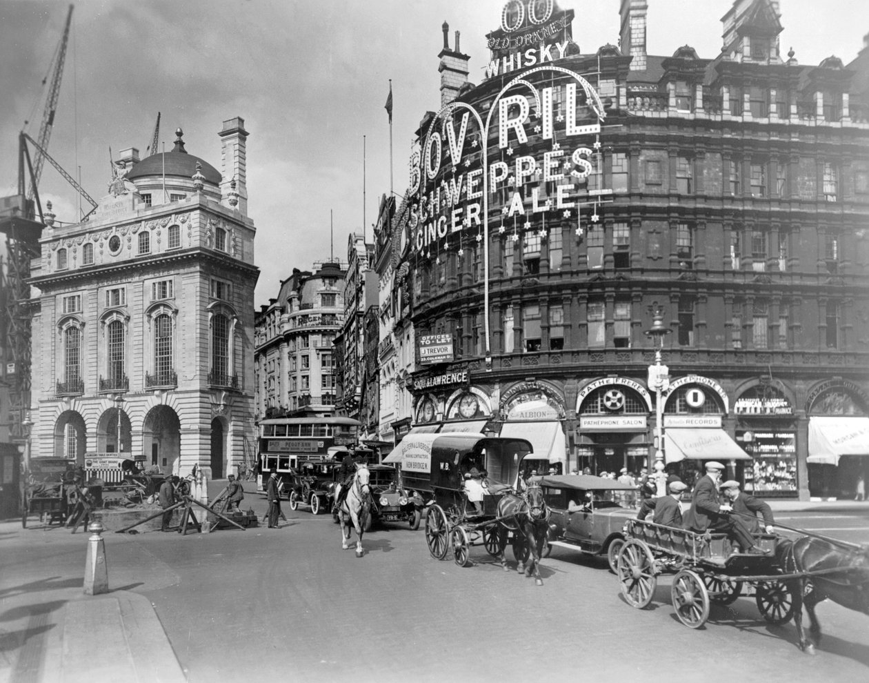 Piccadilly Circus, City of Westminster, Londyn, początek XX wieku. autorstwa George Davison Reid