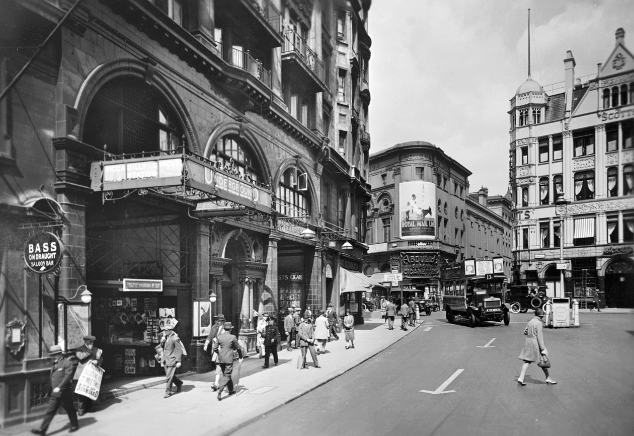 Stacja Piccadilly Circus, wejście Haymarket, Westminster, Londyn, ok. 1930 autorstwa George Davison Reid
