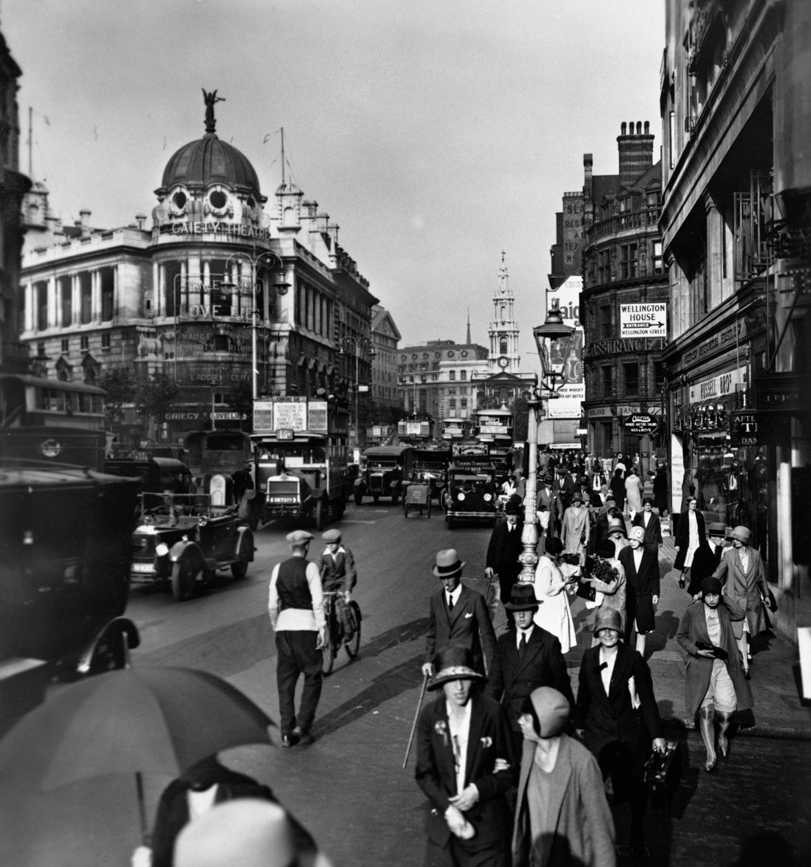 The Strand z Gaiety Theatre po lewej i St Clement Danes, Westminster, Londyn, ok. 1920 autorstwa George Davison Reid