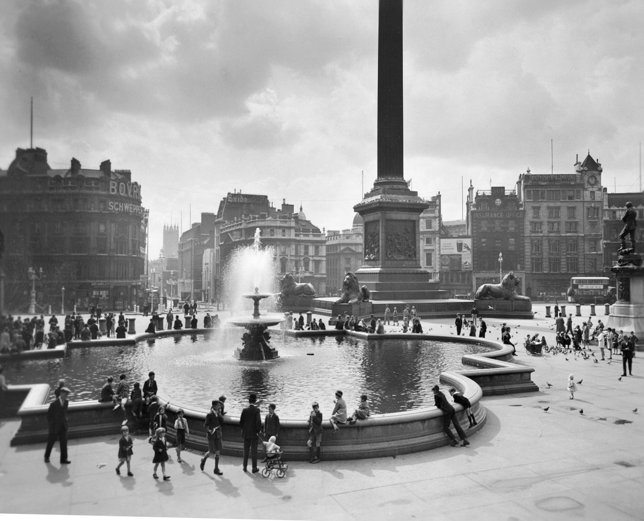 Trafalgar Square, City of Westminster, Londyn autorstwa George Davison Reid