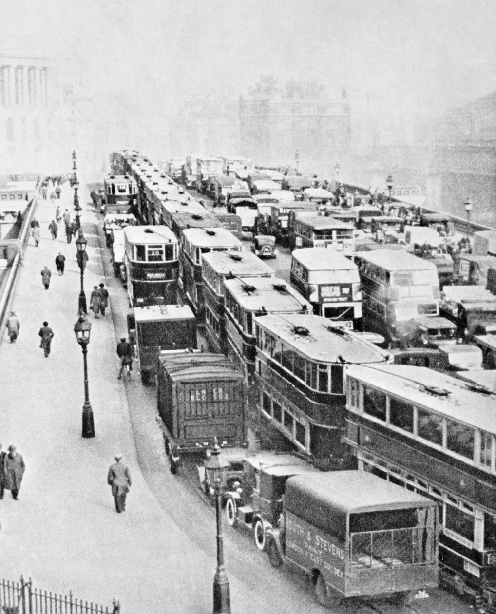 Korek na moście Blackfriars, Londyn, ok. 1935 r. autorstwa George Davison Reid