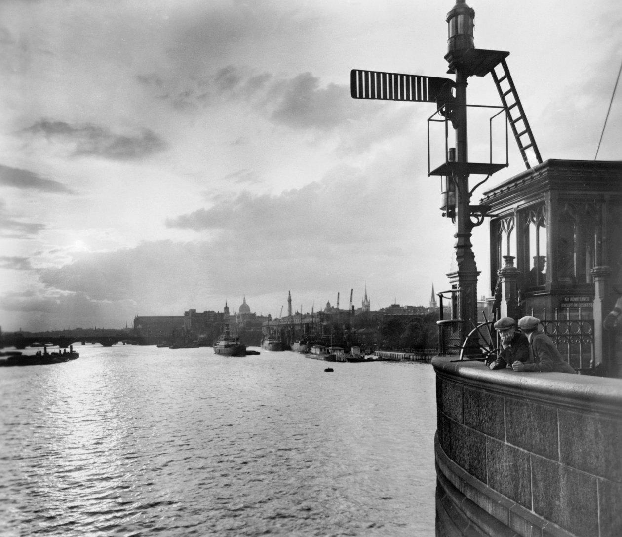 Widok w górę rzeki z Tower Bridge, Stepney, Tower Hamlets, Londyn autorstwa George Davison Reid