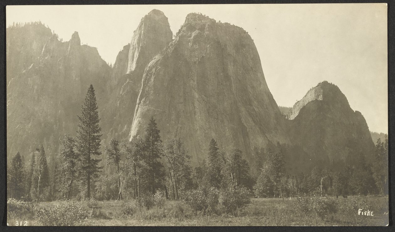 Cathedral Rocks, 2600 stóp autorstwa George Fiske