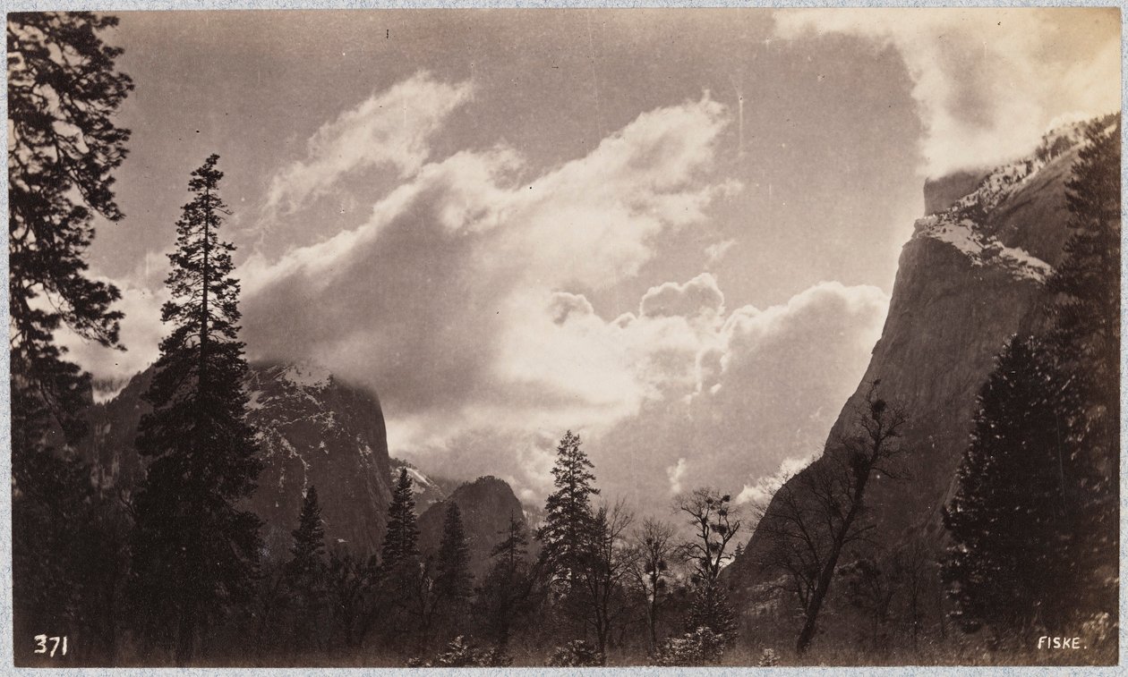 Dolina Yosemite z chmurami autorstwa George Fiske