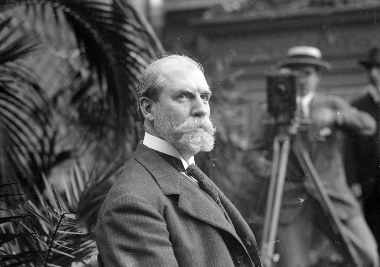 Charles E. Hughes przed kamerą, ok. 1915-20 autorstwa George Grantham Bain