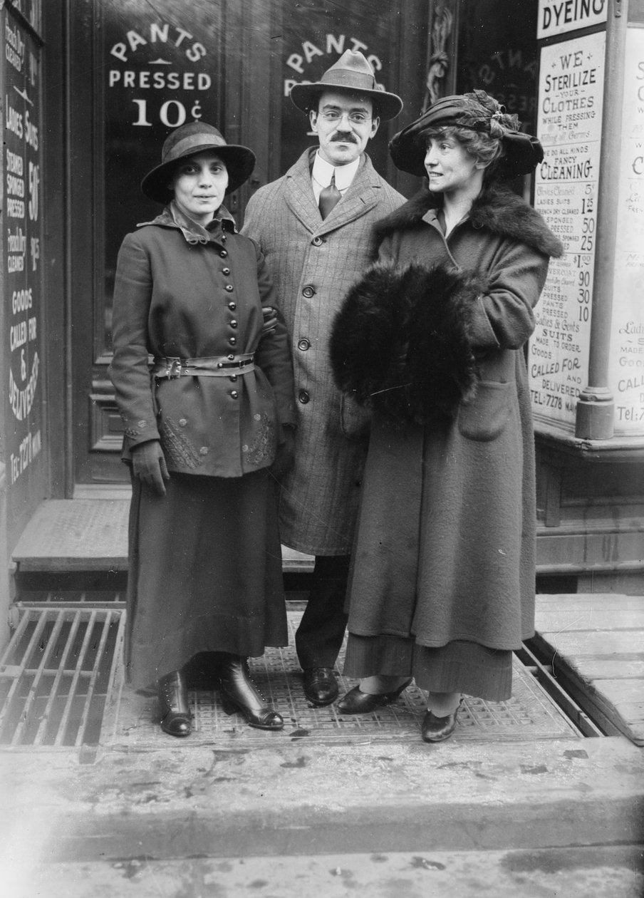 Fania Mindell, redaktor Harold Hersey i Marian Bloom prawdopodobnie zabrani podczas procesu w Bownsville, 1917 autorstwa George Grantham Bain