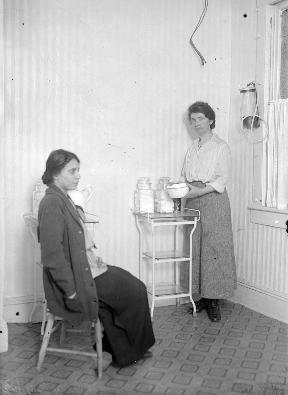 Margaret Sanger ze swoją koleżanką Fanią Mindell, w klinice w Brownsville, Brooklyn, ok. 1916 autorstwa George Grantham Bain