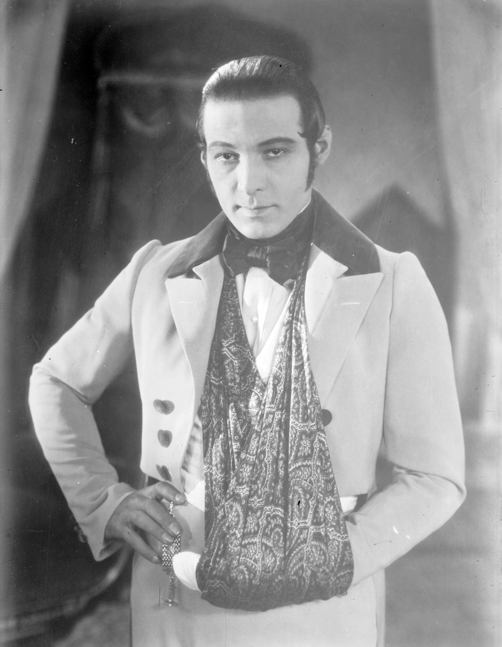 Valentino na planie „Orła” z ręką w temblaku po wypadku samochodowym, ok. 1925 autorstwa George Grantham Bain