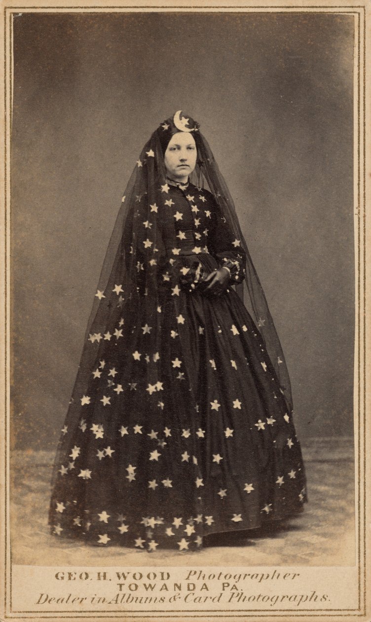 Kobieta w kostiumie Królowej Nocy, ok. 1860 (zdjęcie) autorstwa George H. Wood