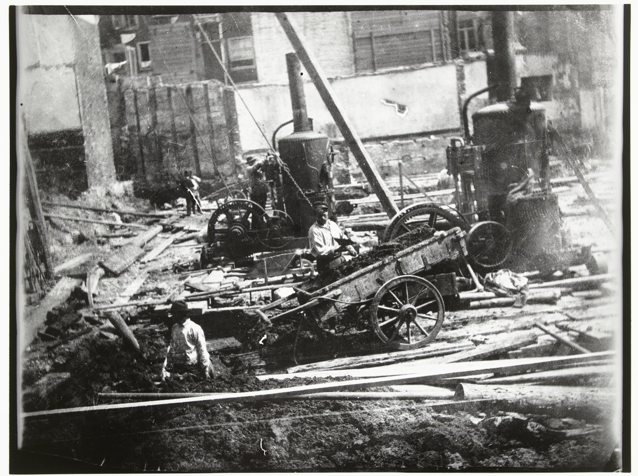 Plac budowy Miejskiego Ośrodka Kąpielowego i Pływackiego przy Heiligeweg w Amsterdamie autorstwa George Hendrik Breitner