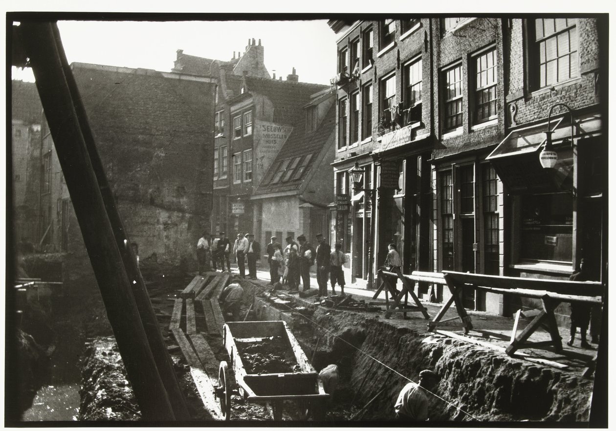 Pracownicy budowlani na i na placu budowy w Nieuwendijk w Amsterdamie autorstwa George Hendrik Breitner