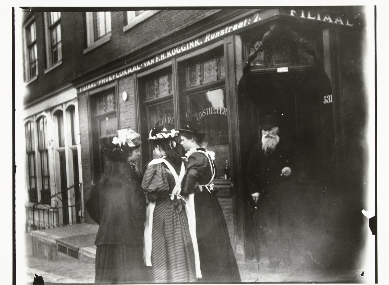 Cztery młode kobiety na ulicy przed salą degustacyjną Koggink na Runstraat w Amsterdamie autorstwa George Hendrik Breitner
