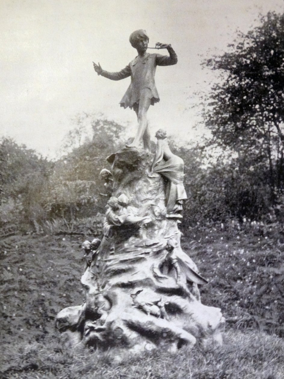 Odbitka fotograficzna posągu Piotrusia Pana w Kensington Gardens autorstwa George James Frampton