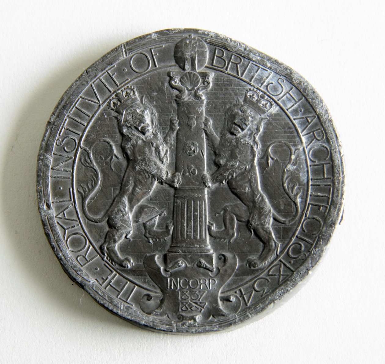 Medal Królewskiego Instytutu Architektów Brytyjskich przyznany za esej i zmierzony rysunek, 1907 autorstwa George James Frampton