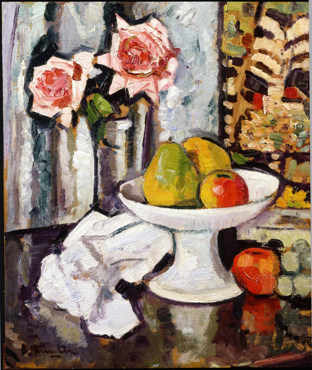 Martwa natura z miską owoców i wazonem z różowymi różami autorstwa George Leslie Hunter