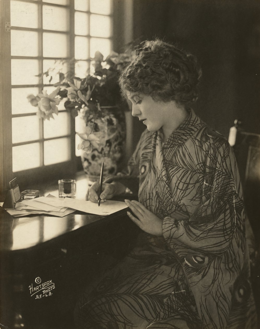 Mary Pickford, ubrana w kimono, pisząca przy biurku, ok. 1918 (zdjęcie czarno-białe) autorstwa Bartolome Esteban and studio Murillo