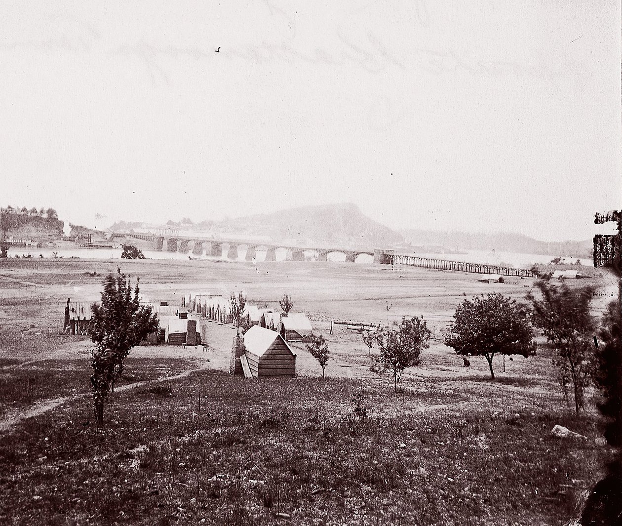 Bridge Builders Camp naprzeciwko Chattanooga, ca. 1864. autorstwa George N. Barnard