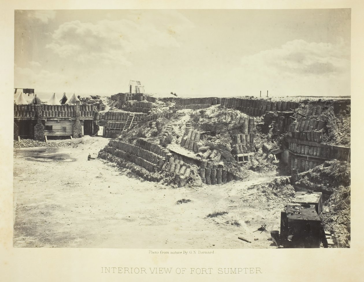 Widok wnętrza fortu Sumpter, 1866. autorstwa George N. Barnard