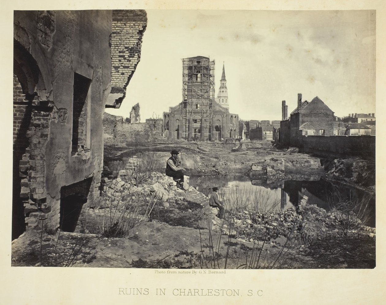 Ruiny w Charleston, Karolina Południowa, 186566. autorstwa George N. Barnard