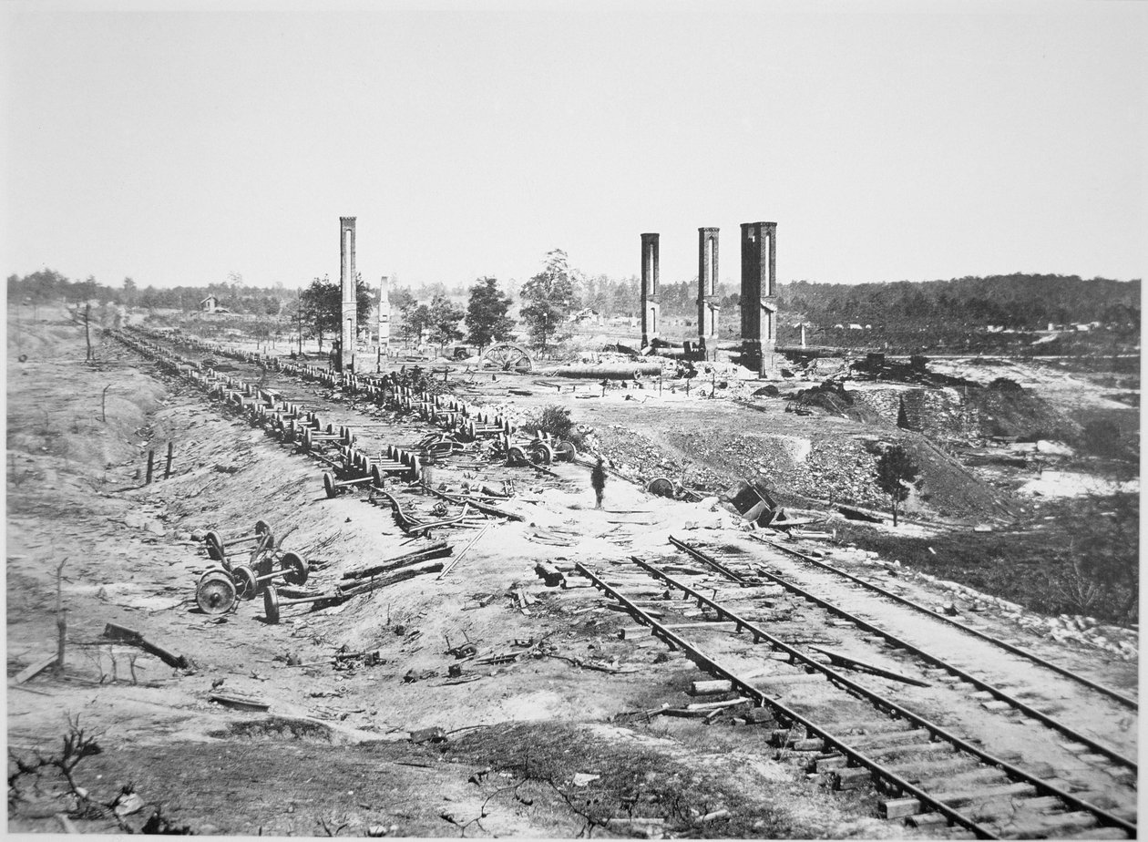 Ruiny 28-wagonowego pociągu amunicyjnego i Scofield Rolling Mill, niedaleko Atlanty, Georgia, wrzesień 1864 (zdjęcie czarno-białe) autorstwa George N. Barnard