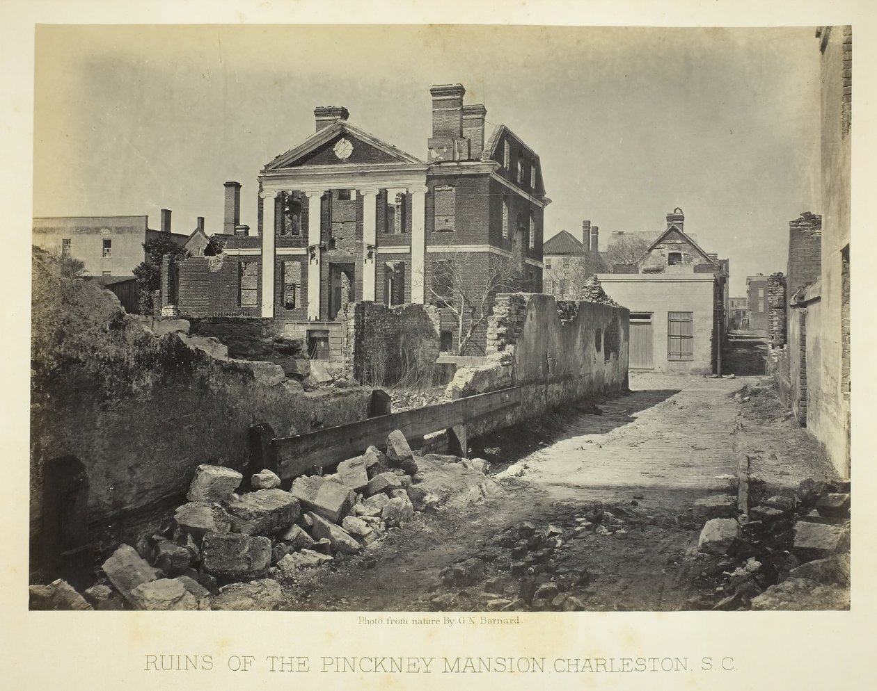 Ruiny rezydencji Pinckney, Charleston, SC, 1865. autorstwa George N. Barnard
