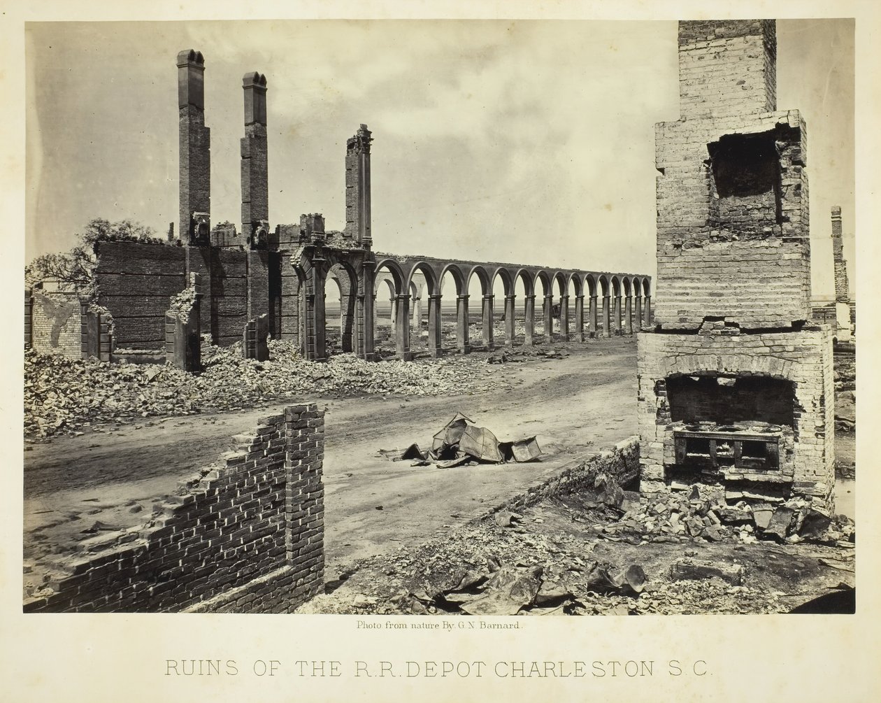 Ruiny RR Depot Charleston, Karolina Południowa, 1865. autorstwa George N. Barnard