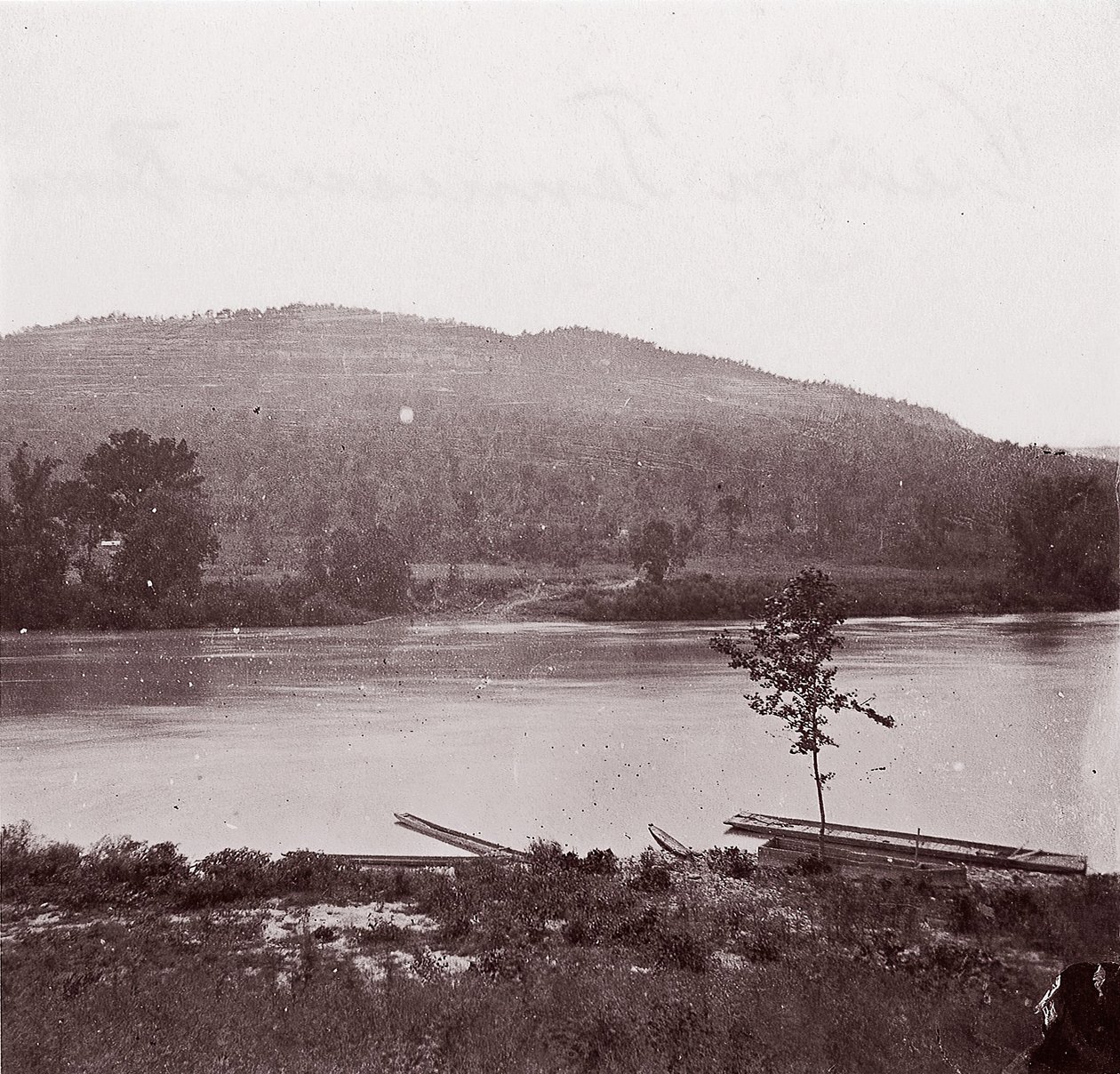 Widok na rzekę Tennessee, ca. 1864. autorstwa George N. Barnard