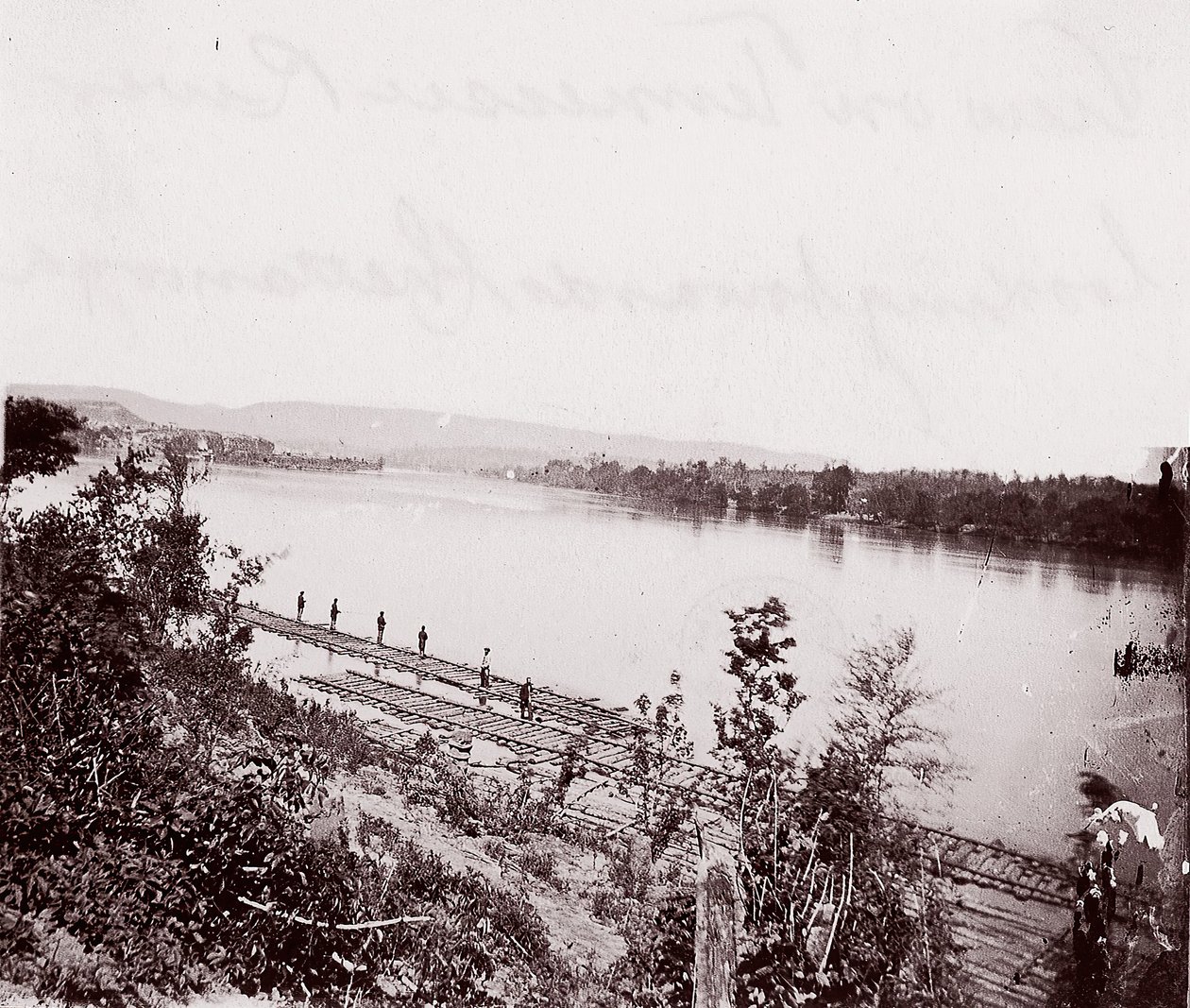 Widok na rzekę Tennessee w kierunku Chattanooga, ca. 1864. autorstwa George N. Barnard