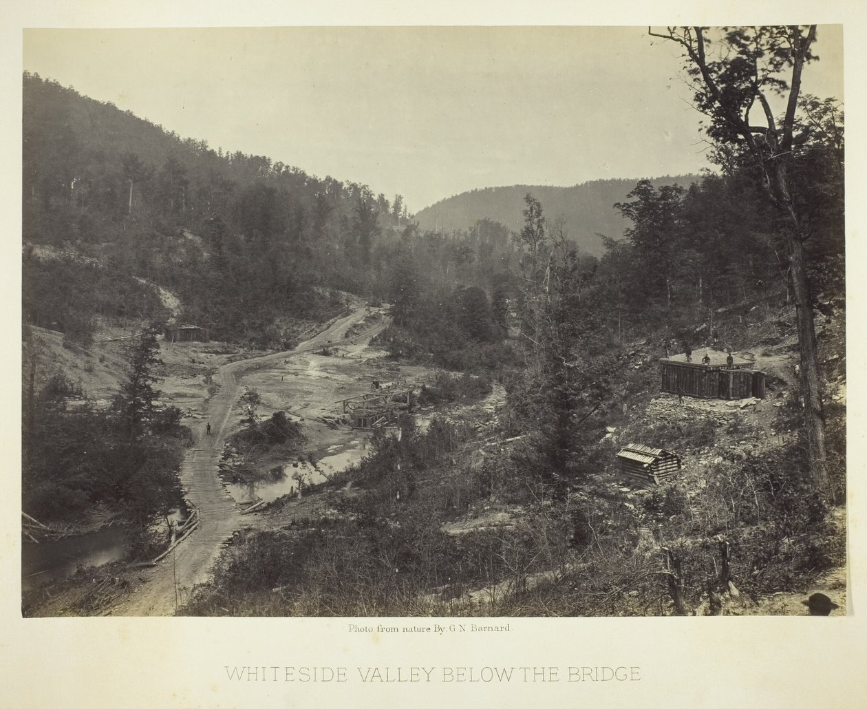 Whiteside Valley poniżej mostu autorstwa George N. Barnard