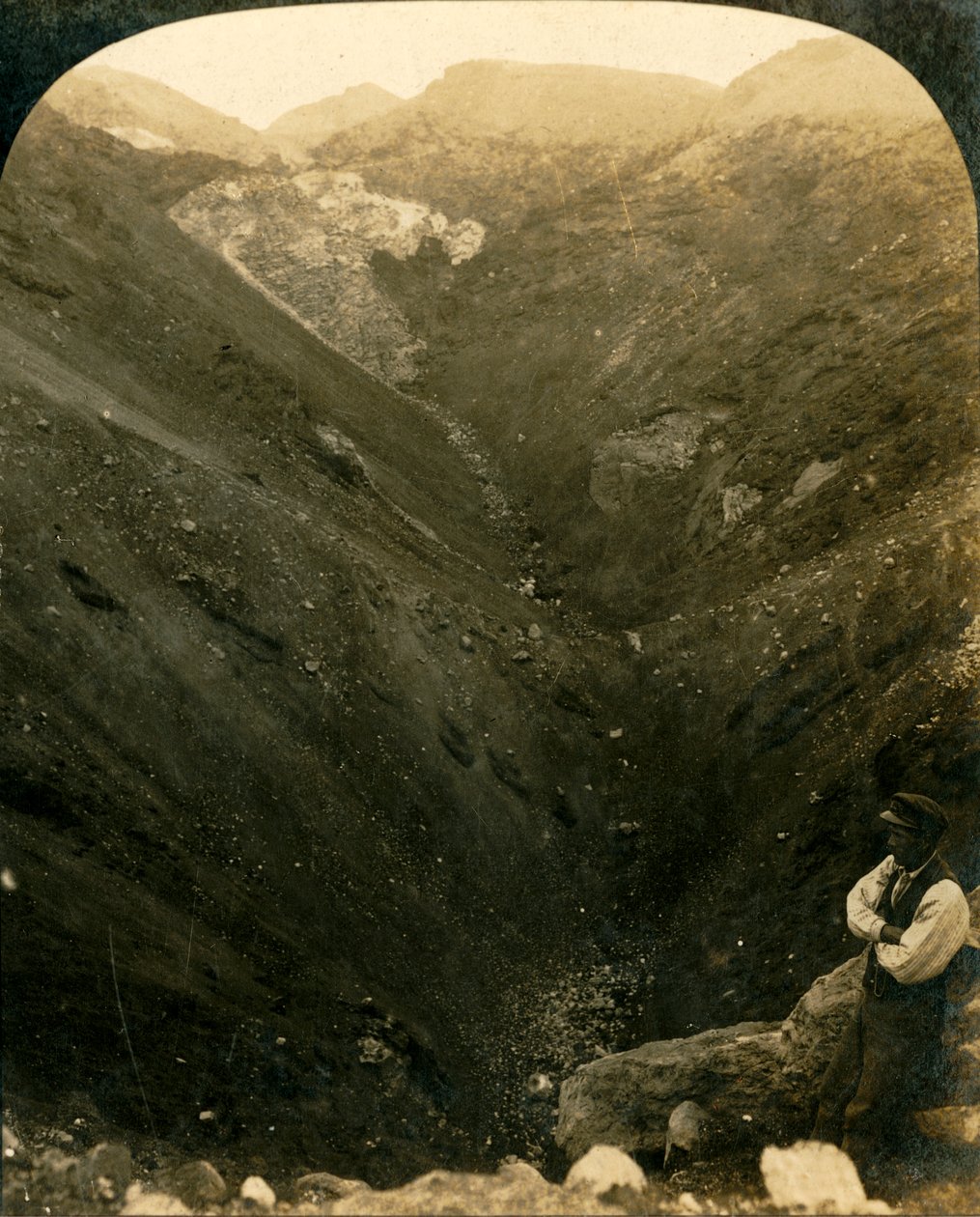 Krater góry Tarawera, Nowa Zelandia, ok. 1909. autorstwa George Rose