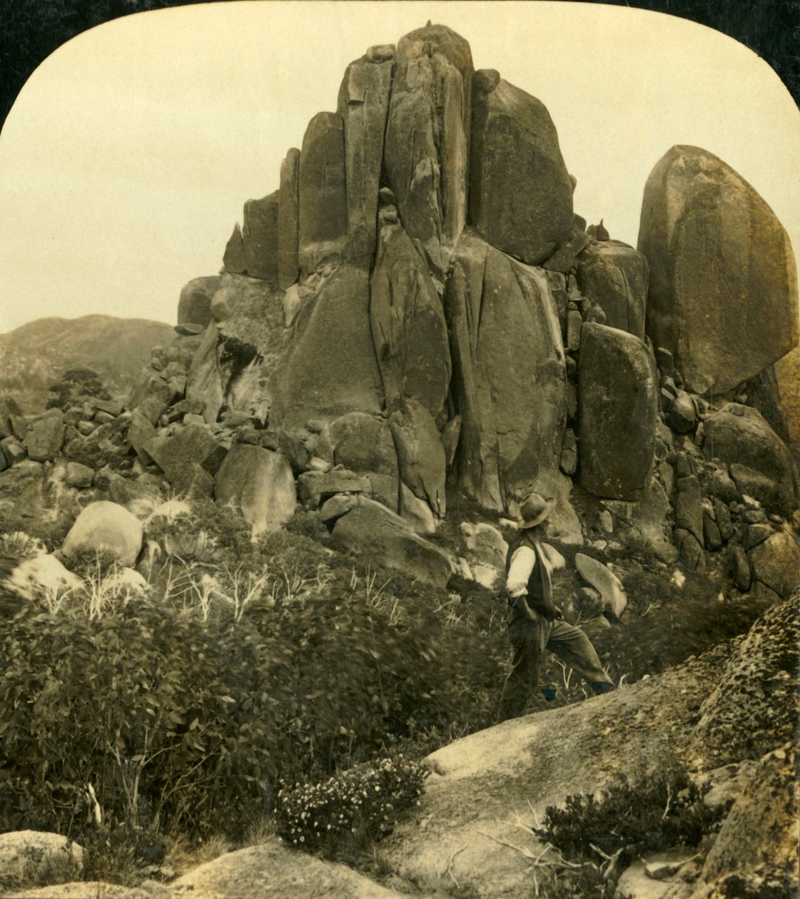 Cathedral Rock, Buffalo Ranges, Wiktoria, Australia, c1909. autorstwa George Rose