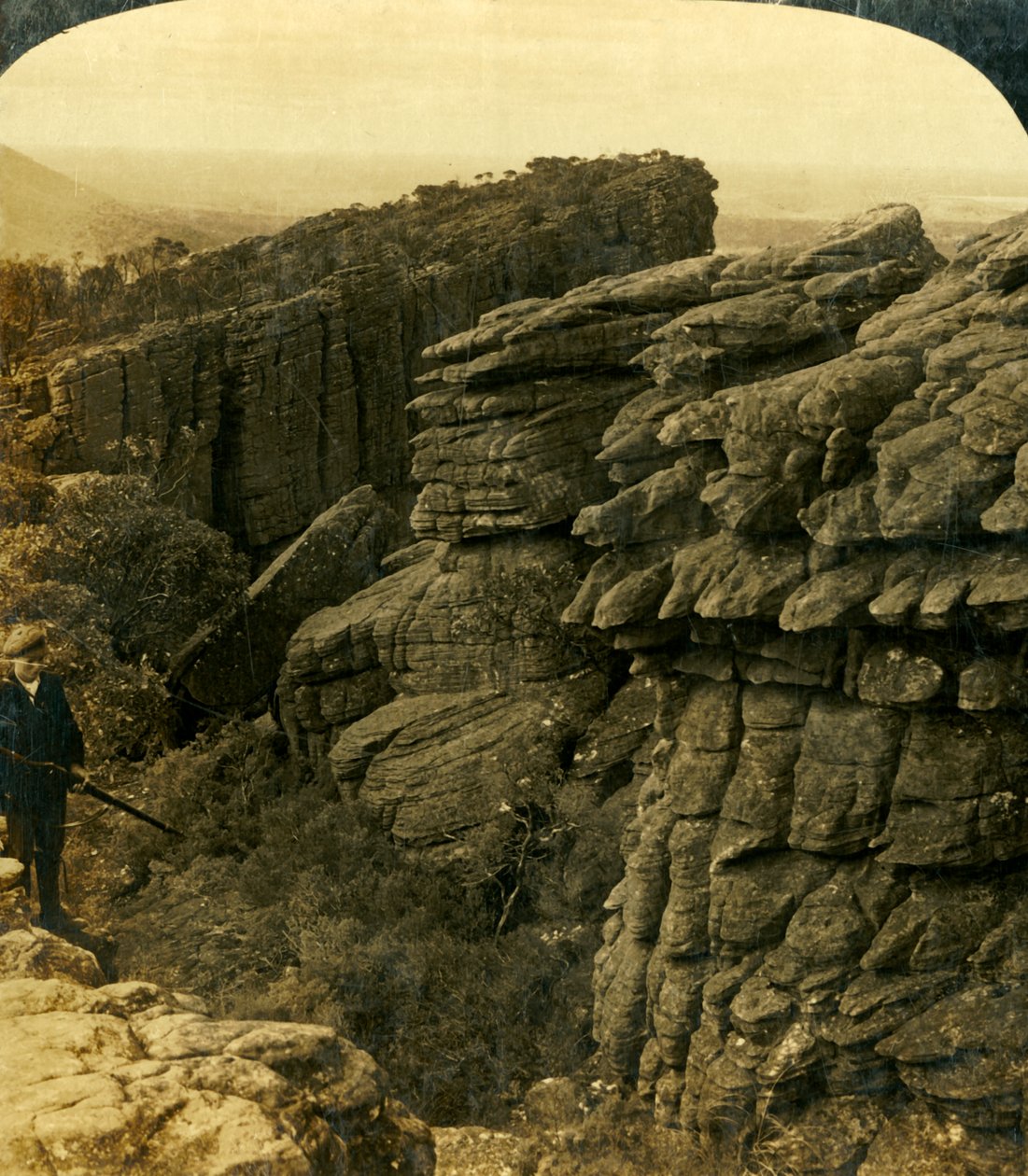 Krawędź Krainy Czarów, Grampians, Wiktoria, Australia..., 1908. autorstwa George Rose