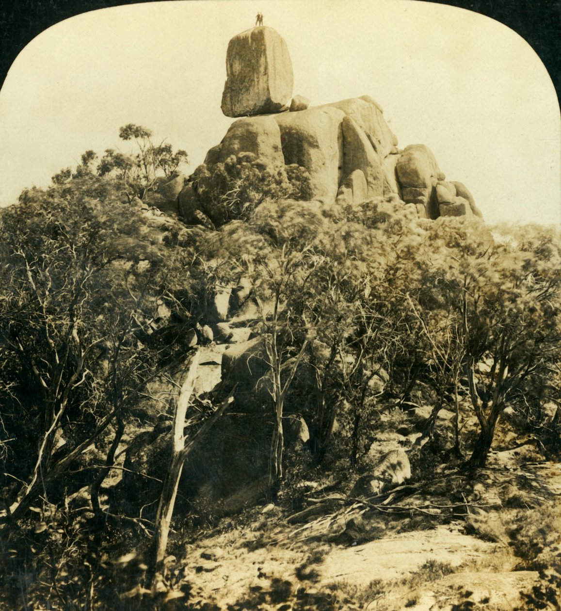 Rock-Out-Out Rock, Buffalo Ranges, Victoria, Australia, c1909. autorstwa George Rose